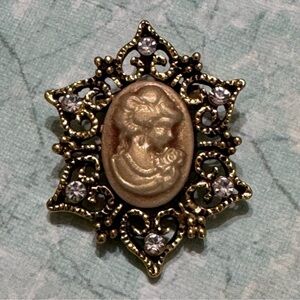 CAMEO BROOCH GOLD TONE